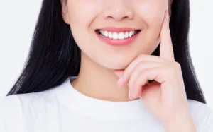 Răng sứ thẩm mỹ tự nhiên:góc nhìn chuyên sâu về “tự nhiên” – phân biệt răng tốt và răng thô